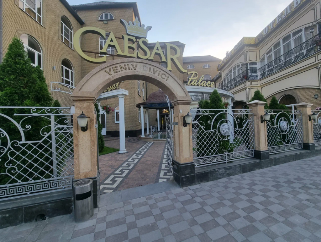 Отель Caesar Royal Palas